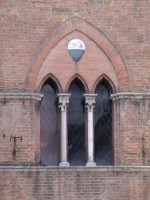 Siena gotisches Fenster beim Dom.JPG